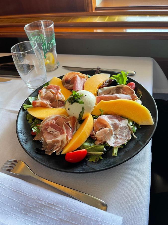 Queen Isabella Premium Hotell Vlorë Eksteriør bilde
